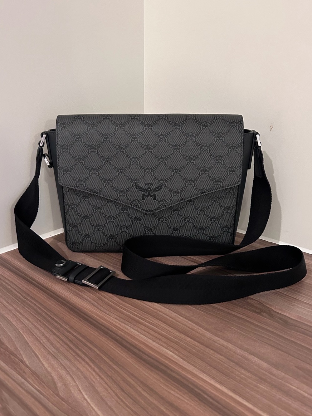 MCM Men’s Himmel Lauretos Messenger Bag - Picture 3 of 16